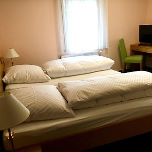 Großes Zimmer mit Kingsize-Bett