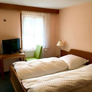 Kleines Zimmer mit Kingsize-Bett